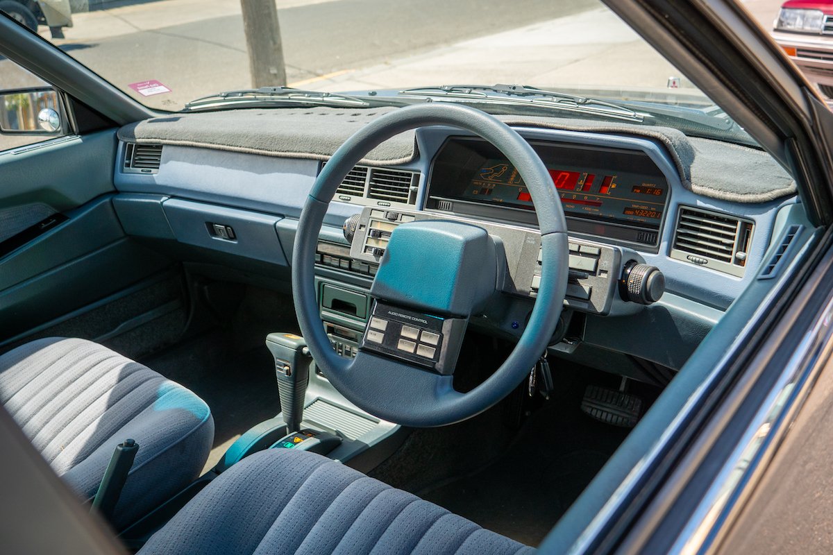 Mitsubishi Magna interior